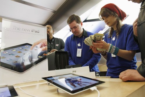 Nhân viên Apple Store có thu nhập ở mức cao hơn so với các cửa hàng khác. Ảnh: Nypost. 